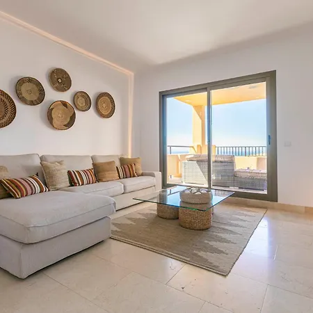 Elegante Piso En Benahavis Con Vista Al Mar