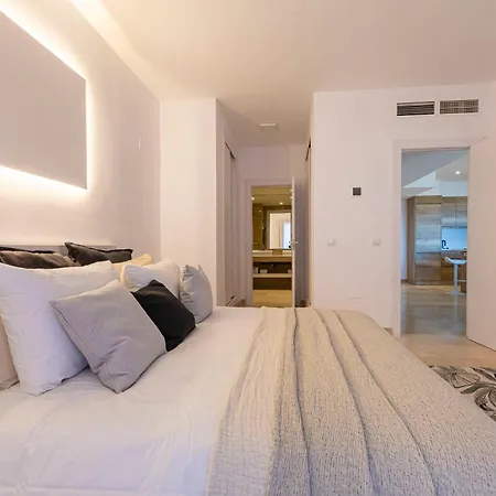 Elegante Piso En Benahavis Con Vista Al Mar Estepona